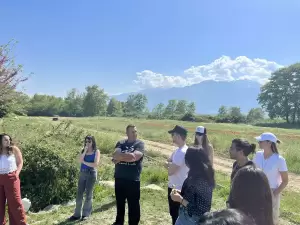 Στα καπνοχώραφα της Πιερίας ερευνητική ομάδα του ΑΠΘ με τον βιολόγο Αντώνιο Μαζάρη Στα καπνοχώραφα της Πιερίας ερευνητική ομάδα του ΑΠΘ με τον βιολόγο Αντώνιο Μαζάρη