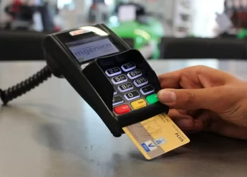 Τι αλλάζει στις πληρωμές με κάρτα σε  ταξί, περίπτερα και λαϊκές αγορές