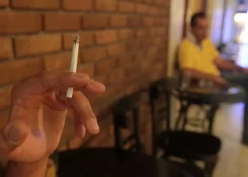 Το παθητικό κάπνισμα συνδέεται με την εμφάνιση κολπικής μαρμαρυγής