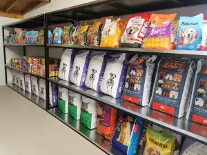 Τράπεζα τροφίμων και φαρμάκων για αδέσποτα ζώα