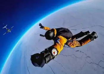 Βουτιά από την στρατόσφαιρα στο Βόρειο Πόλο – Παγκόσμιο ρεκόρ για ρώσους αλεξιπτωτιστές