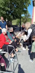 Χαμόγελα & πασχαλινές ευχές από τον 3ο Βρεφονηπιακό Σταθμό Σβορώνου στο Εκκλησιαστικό Γηροκομείο