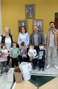 Χαμόγελα & πασχαλινές ευχές από τον 3ο Βρεφονηπιακό Σταθμό Σβορώνου στο Εκκλησιαστικό Γηροκομείο