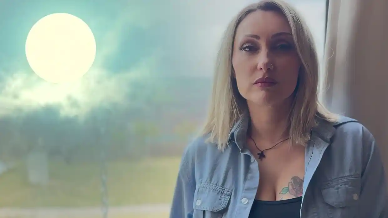 Η Χρύσα Μαστορογιάννη από την Κατερίνη, μας παρουσιάζει το νέο της τραγούδι και Video “Χαραυγή”!
