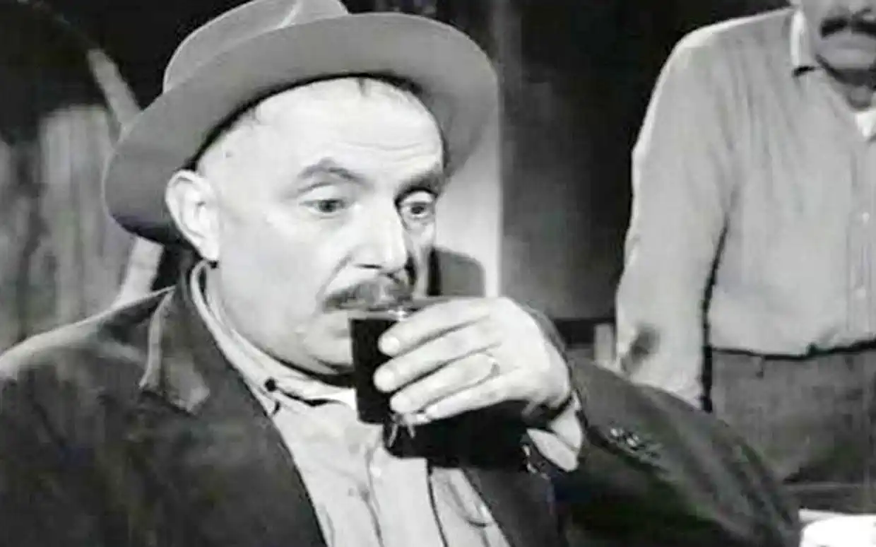 Διασκεδάζουμε τραγουδώντας τον πόνο και τα βάσανα μας Διασκεδάζουμε τραγουδώντας τον πόνο και τα βάσανα μας