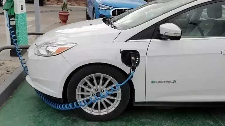 Η Ευρώπη στρέφεται στα υβριδικά οχήματα, καθώς οι πωλήσεις των ηλεκτρικών χάνουν μέρος της δυναμικής τους