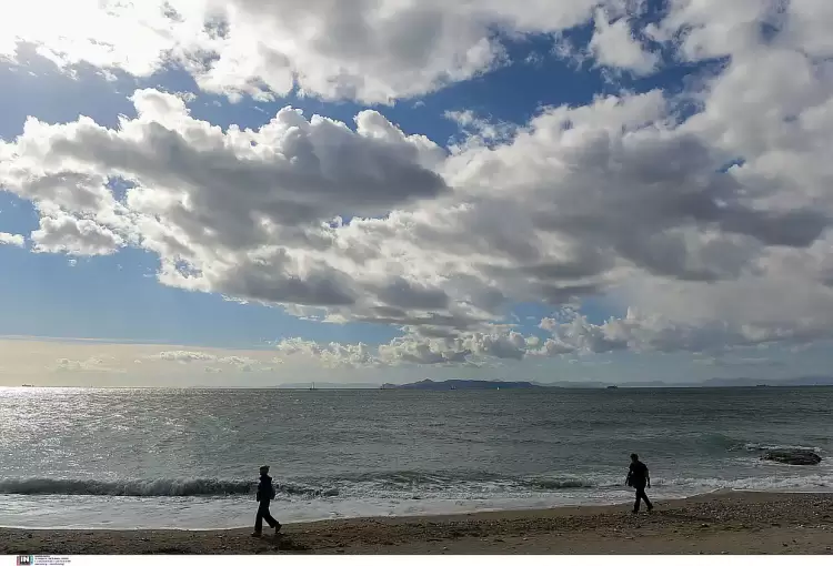 Ο καιρός σήμερα, Κυριακή 19/5: Σκόνη, συννεφιά με τοπικές βροχές και άνοδος της θερμοκρασίας Ο καιρός σήμερα, Κυριακή 19/5: Σκόνη, συννεφιά με τοπικές βροχές και άνοδος της θερμοκρασίας