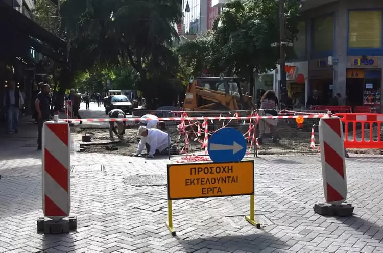 Κατερίνη: Εργασίες αποκατάστασης στον πεζόδρομο της Μ. Αλεξάνδρου