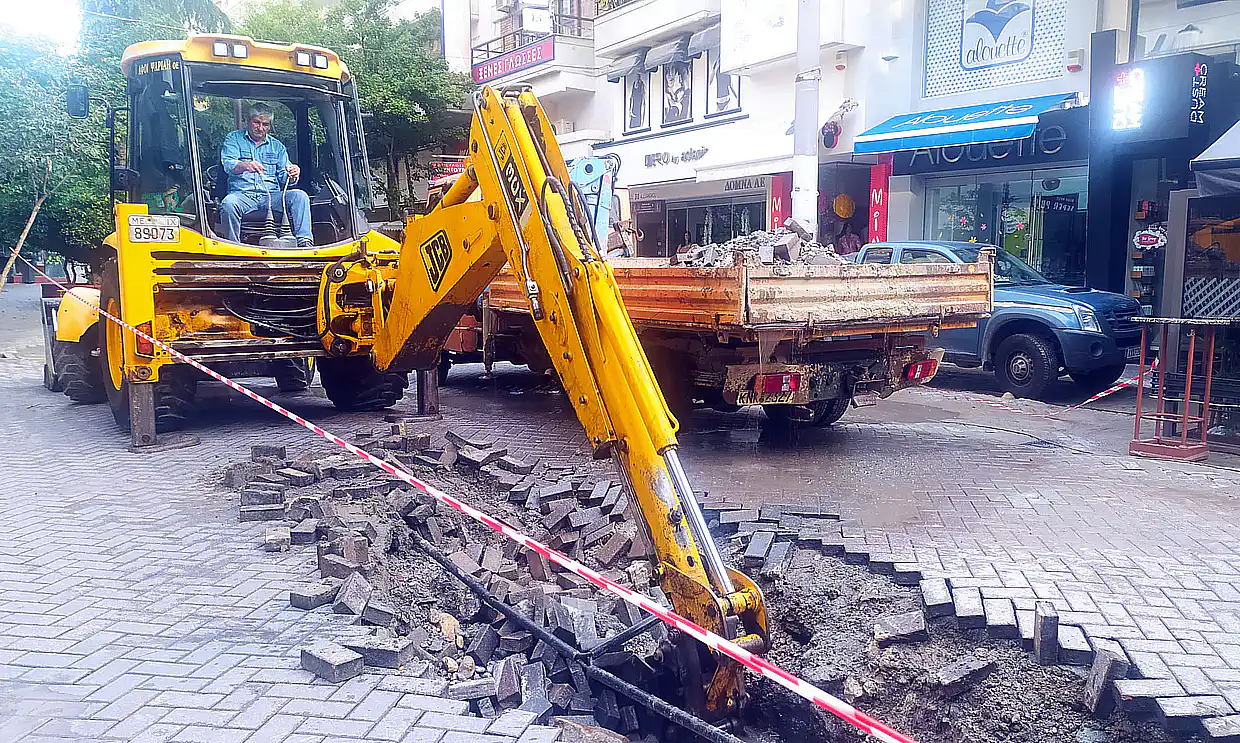 Κατερίνη: Συνεχίζονται οι εργασίες αποκατάστασης της βλάβης στον κεντρικό αγωγό ύδρευσης