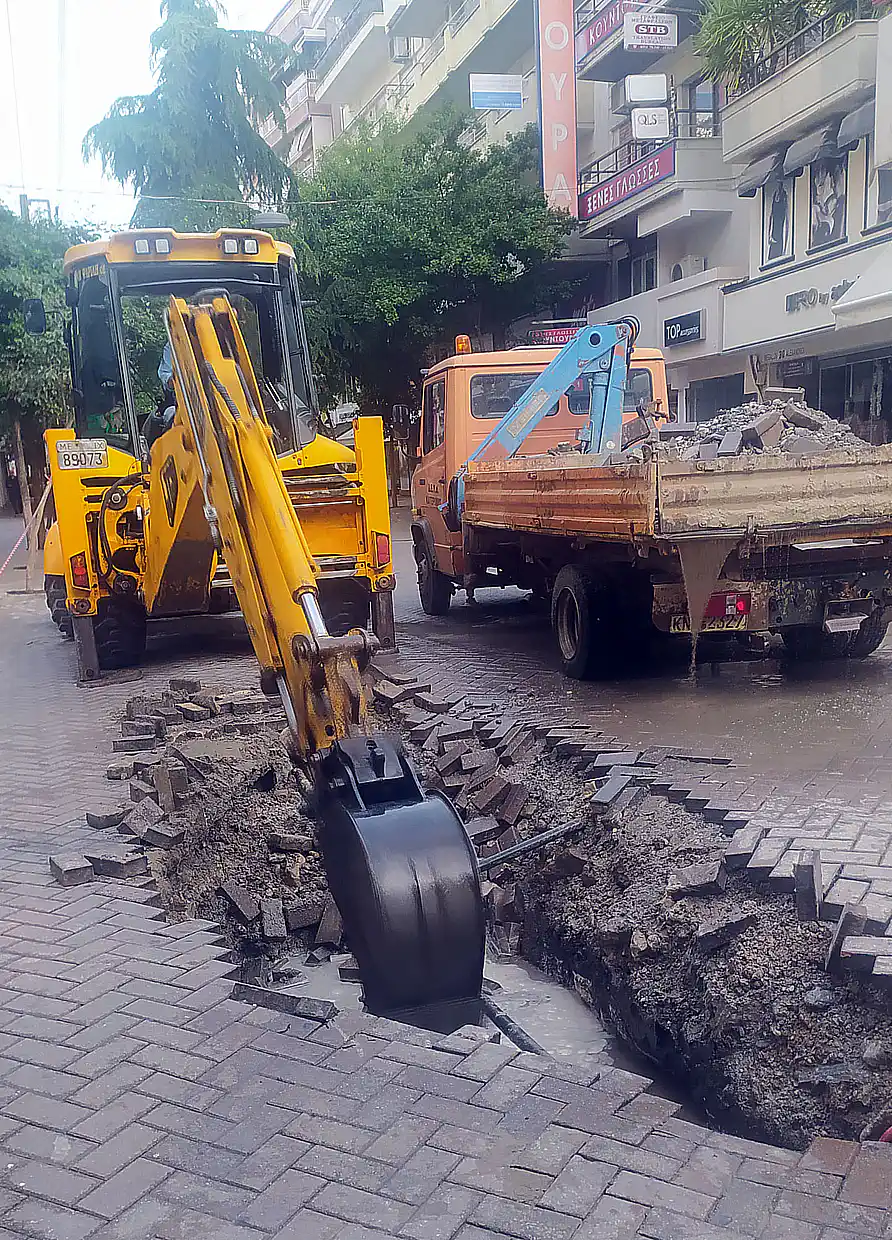 Κατερίνη: Συνεχίζονται οι εργασίες αποκατάστασης της βλάβης στον κεντρικό αγωγό ύδρευσης