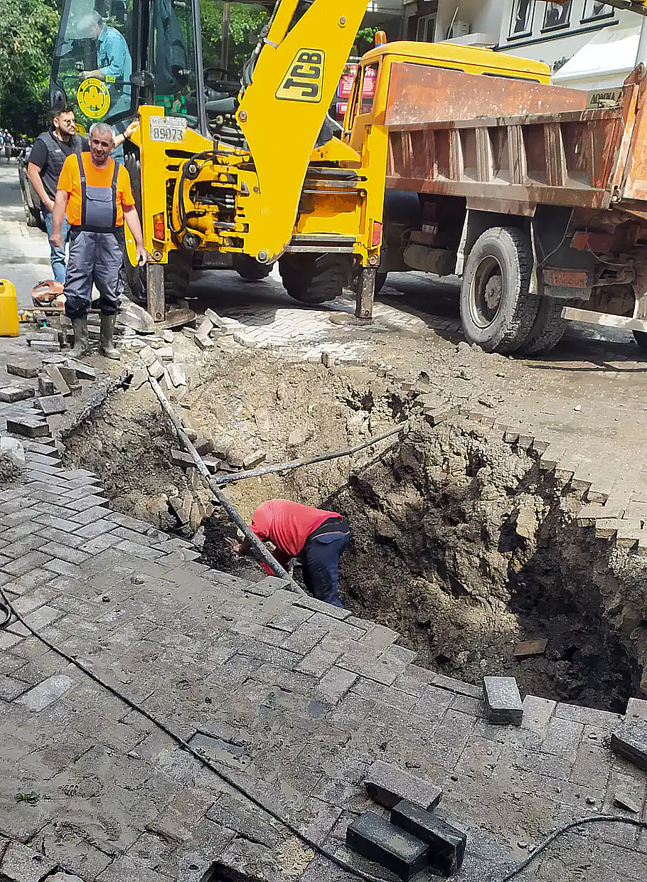 Κατερίνη: Συνεχίζονται οι εργασίες αποκατάστασης της βλάβης στον κεντρικό αγωγό ύδρευσης