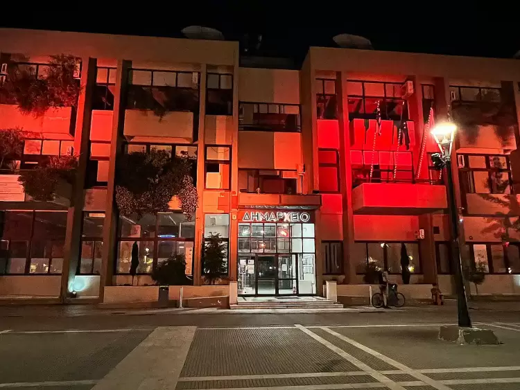 «Στα πορτοκαλί» το Δημαρχείο Κατερίνης με αφορμή την Παγκόσμια Ημέρα για τη Σκλήρυνση κατά Πλάκας