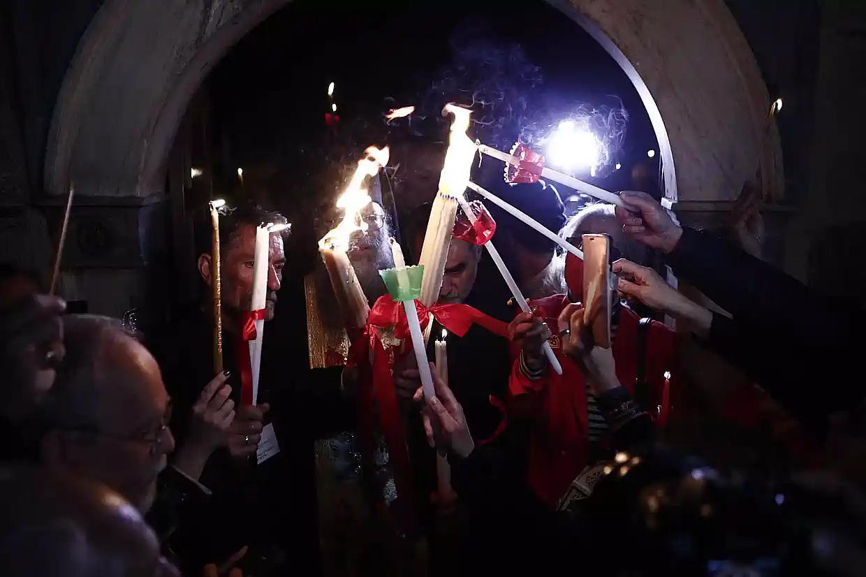 Το Άγιο Φως έφτασε στην Ελλάδα – Μεταφέρθηκε στο Μετόχι του Παναγίου Τάφου στην Πλάκα και σε όλη την Ελλάδα με ειδικές πτήσεις