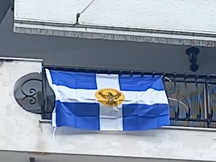 Το λάβαρο των αγωνιστών του Πόντου κυματίζει σε μπαλκόνια της Κατερίνης Το λάβαρο των αγωνιστών του Πόντου κυματίζει σε μπαλκόνια της Κατερίνης
