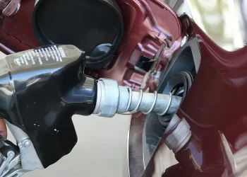 Το νέο σύστημα τιμολόγησης εκπομπών βάζει «φωτιά» στην τιμή της βενζίνης