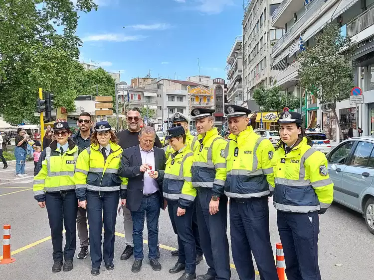 Τροχαία Κατερίνης: Πασχαλινή δράση – Αυγά και συμβουλές σωστής οδικής συμπεριφοράς