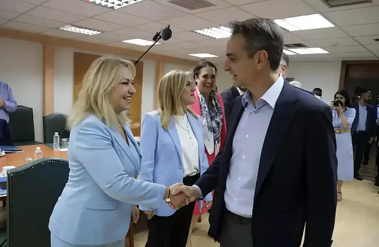 Επίσκεψη του Πρωθυπουργού Κυριάκου Μητσοτάκη στο Υπουργείο Ανάπτυξης – Άννα Μάνη