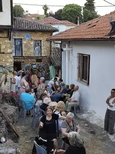 Η ετήσια έκθεση του Γιώργου Βροντινού στην παλιά γειτονιά στο Λιτόχωρο.