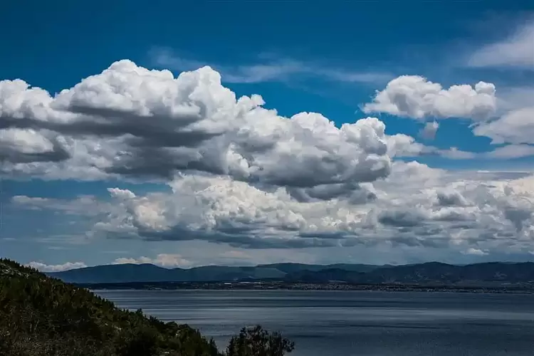 Ο καιρός σήμερα, Πέμπτη 27/6: Ζέστη και συννεφιά με τοπικές βροχές και καταιγίδες Ο καιρός σήμερα, Πέμπτη 27/6: Ζέστη και συννεφιά με τοπικές βροχές και καταιγίδες