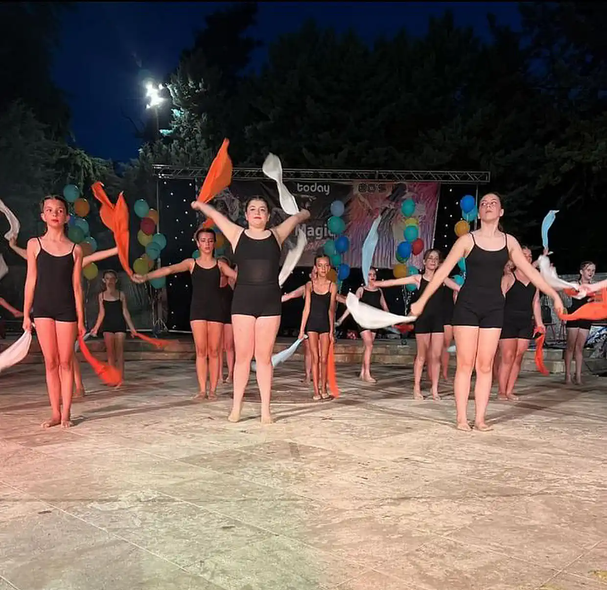 Καλοκαιρινή Παράσταση Μοντέρνου Χορού, Σύγχρονου Χορού, Ρυθμικής Γυμναστικής, Ταεκβοντό, Kick Boxing και Dance Aerobic! (εικόνες) Καλοκαιρινή Παράσταση Μοντέρνου Χορού, Σύγχρονου Χορού, Ρυθμικής Γυμναστικής, Ταεκβοντό, Kick Boxing και Dance Aerobic!