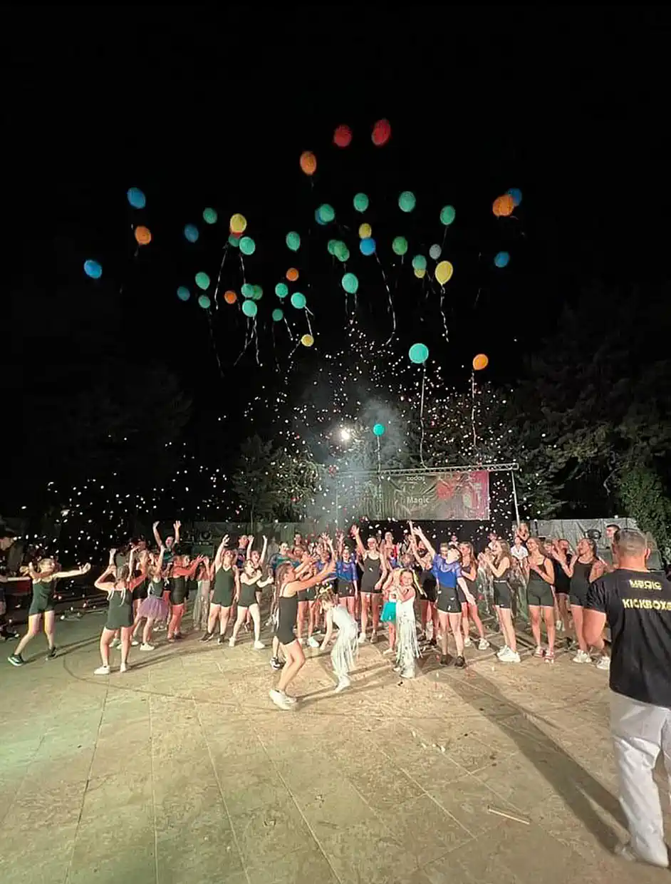 Καλοκαιρινή Παράσταση Μοντέρνου Χορού, Σύγχρονου Χορού, Ρυθμικής Γυμναστικής, Ταεκβοντό, Kick Boxing και Dance Aerobic! (εικόνες) Καλοκαιρινή Παράσταση Μοντέρνου Χορού, Σύγχρονου Χορού, Ρυθμικής Γυμναστικής, Ταεκβοντό, Kick Boxing και Dance Aerobic!