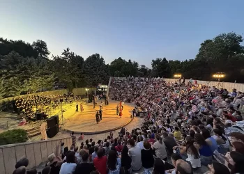“Λύρες Λαλούν” στο κατάμεστο Δημοτικό Θέατρο Πάρκου Κατερίνης