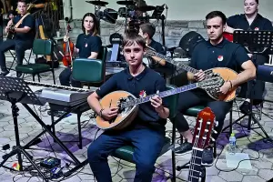 Πιερία: Με επιτυχία η μαθητική συναυλία από το Μουσικό Εργαστήρι Ολύμπου στην κεντρική πλατεία του χωριού της Καρίτσας