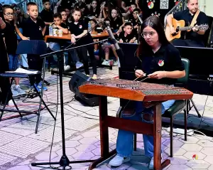 Πιερία: Με επιτυχία η μαθητική συναυλία από το Μουσικό Εργαστήρι Ολύμπου στην κεντρική πλατεία του χωριού της Καρίτσας