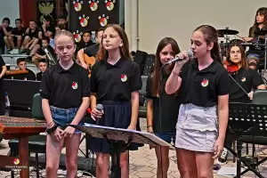 Πιερία: Με επιτυχία η μαθητική συναυλία από το Μουσικό Εργαστήρι Ολύμπου στην κεντρική πλατεία του χωριού της Καρίτσας