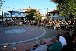 Πιερία: Με επιτυχία η μαθητική συναυλία από το Μουσικό Εργαστήρι Ολύμπου στην κεντρική πλατεία του χωριού της Καρίτσας