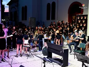 Πιερία: Με επιτυχία η μαθητική συναυλία από το Μουσικό Εργαστήρι Ολύμπου στην κεντρική πλατεία του χωριού της Καρίτσας