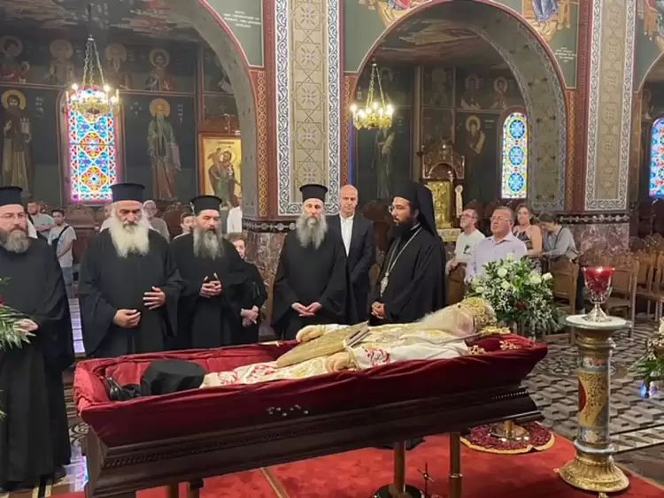 Σε  λαϊκό προσκύνημα  το σκήνωμα   του  μητροπολίτη  Αγαθονίκου