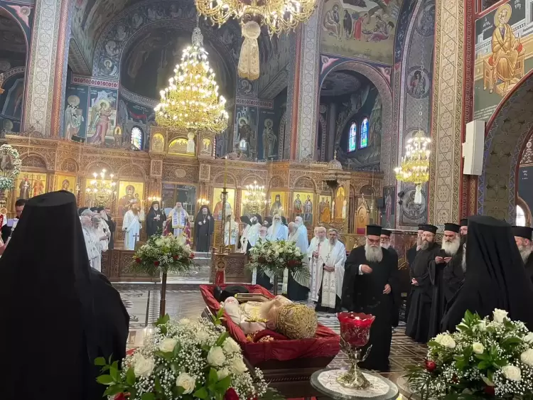 Σε  λαϊκό προσκύνημα  το σκήνωμα   του  μητροπολίτη  Αγαθονίκου