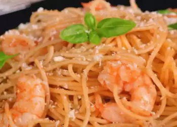 Τι θα φάμε σήμερα – Μακαρόνια με ντομάτα και γαρίδες