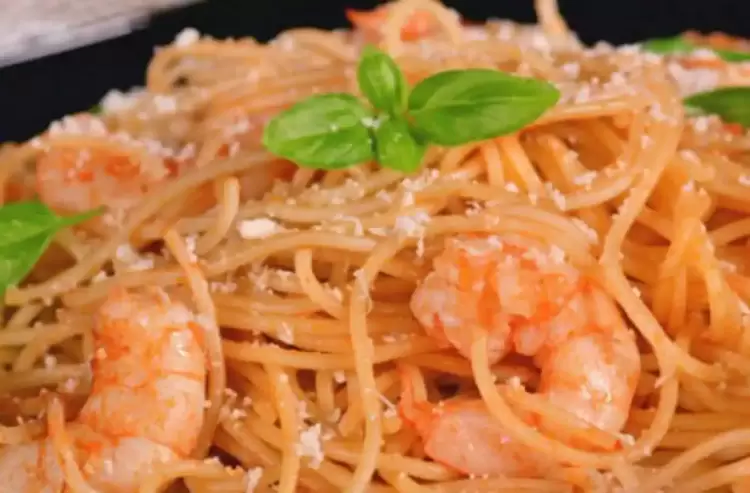 Τι θα φάμε σήμερα – Μακαρόνια με ντομάτα και γαρίδες
