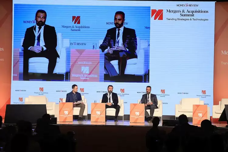 Από αριστερά: Δημήτρης Δελεβέγκος, Επιχειρηματικός Συντάκτης, Καθημερινή - Κωνσταντίνος Αλεξανδρίδης, CFO, ΔΕΗ- Γιώργος Μακρυπίδης, Partner, Advisory, Corporate Finance Leader, PwC Greece της PwC Ελλάδας