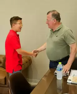 Ο 12χρονος Κατερινιώτης συγγραφέας Χρήστος Τατσιόπουλος στον Δήμαρχο Ι.Ντούμος