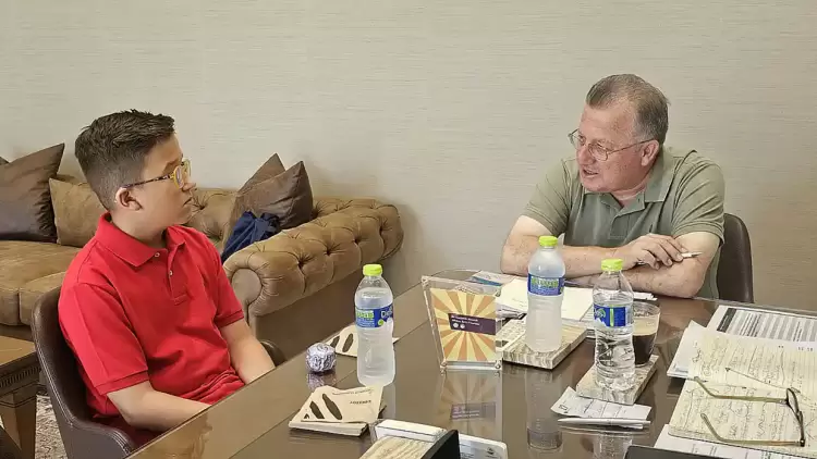 Ο 12χρονος Κατερινιώτης συγγραφέας Χρήστος Τατσιόπουλος στον Δήμαρχο Ι.Ντούμος