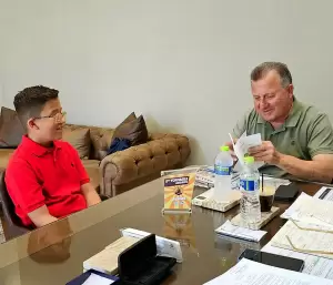 Ο 12χρονος Κατερινιώτης συγγραφέας Χρήστος Τατσιόπουλος στον Δήμαρχο Ι.Ντούμος