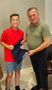 Ο 12χρονος Κατερινιώτης συγγραφέας Χρήστος Τατσιόπουλος στον Δήμαρχο Ι.Ντούμος