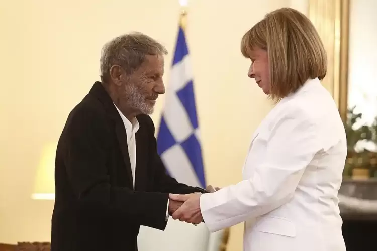 Στον Σταύρο Ξαρχάκο το παράσημο του ανωτέρου ταξιάρχη του τάγματος της τιμής