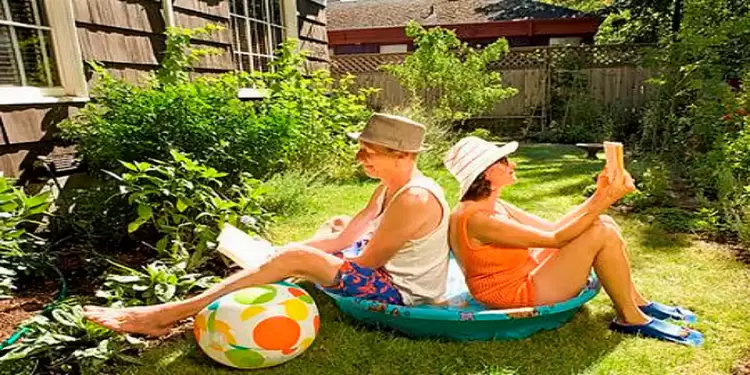 Διακοπές στο σπίτι Διακοπές στο σπίτι