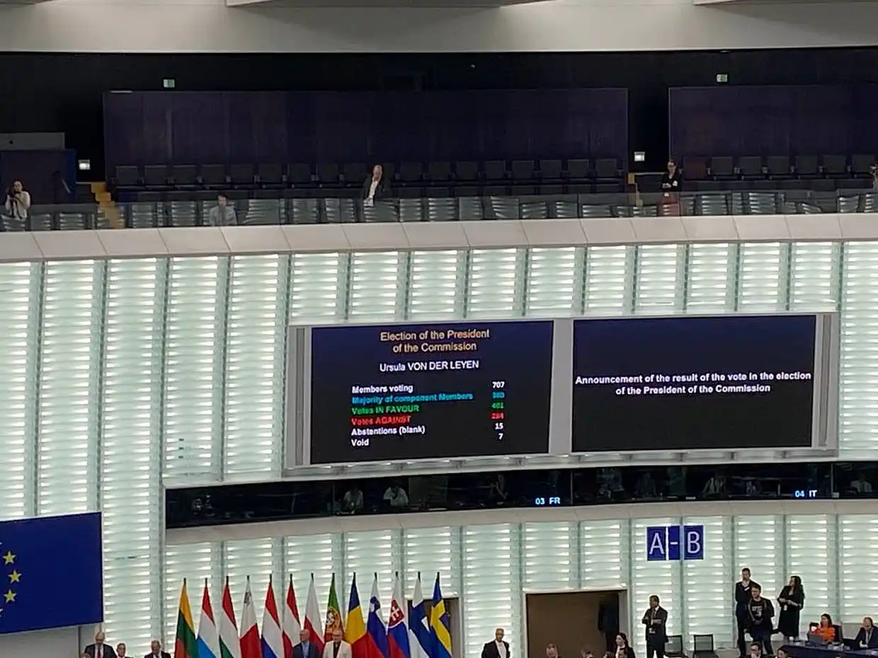 Επανεξελέγη πρόεδρος της ΕΕ η Ούρσουλα φον ντερ Λάιεν Επανεξελέγη πρόεδρος της ΕΕ η Ούρσουλα φον ντερ Λάιεν
