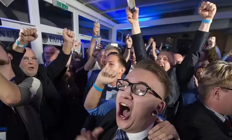 Γιατί οι νεαροί Ευρωπαίοι στρέφονται στην ακροδεξιά Γιατί οι νεαροί Ευρωπαίοι στρέφονται στην ακροδεξιά