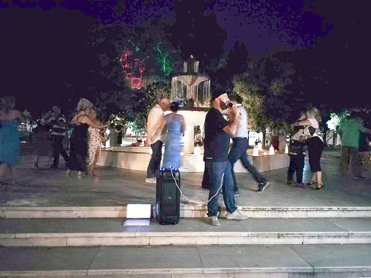 Κατερίνη: To "Tangazo" χορεύει τάνγκο στο συντριβάνι του ΔημΟτκού Πάρκου! Κατερίνη: To “tangazo” χορεύει τάνγκο στο συντριβάνι του Δημιτκού Πάρκου!