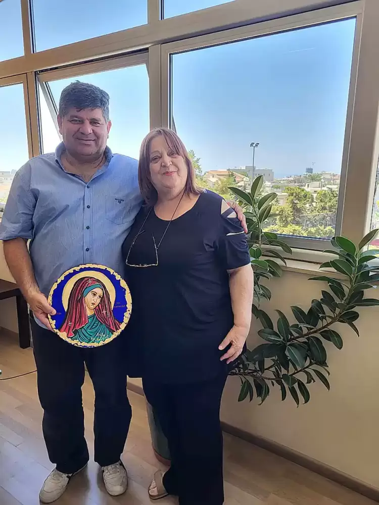 Η Κλειώ Σωκράτους - Καλαμπάκα ευχαριστεί τον Κυριάκο Ξυδιά, δήμαρχο του δήμου Αμαθούντας Κύπρου Η Κλειώ Σωκράτους – Καλαμπάκα ευχαριστεί τον Κυριάκο Ξυδιά, δήμαρχο του δήμου Αμαθούντας Κύπρου.