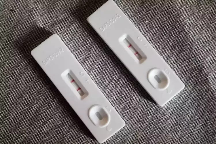 Κορονοϊός: Δεκάδες ασθενείς νοσηλεύονται στα νοσοκομεία – Σε έξαρση το καλοκαιρινό κύμα