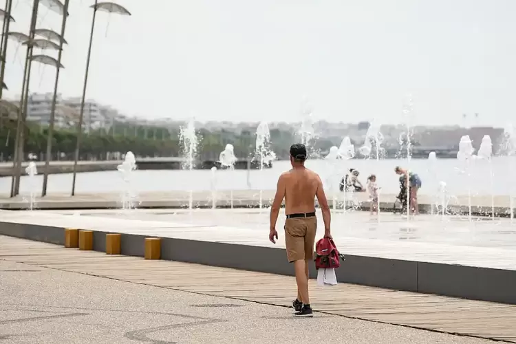 Οι καύσωνες σχεδιάζουν ξανά τον χάρτη του τουρισμού – Πως επηρεάζεται η Ελλάδα