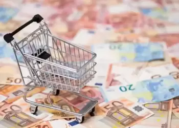 Σταθερή η ανάπτυξη στην Ελλάδα αλλά η ακρίβεια επιμένει Σταθερή η ανάπτυξη στην Ελλάδα αλλά η ακρίβεια επιμένει