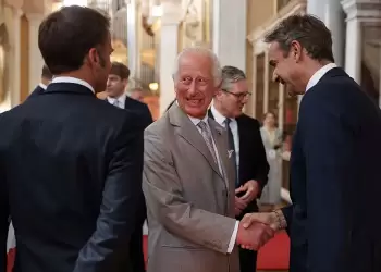 Τα κέφια του Βασιλιά Καρόλου: Ξεκαρδίζεται ενώ μιλά με Μητσοτάκη και Μακρόν Τα κέφια του Βασιλιά Καρόλου: Ξεκαρδίζεται ενώ μιλά με Μητσοτάκη και Μακρόν